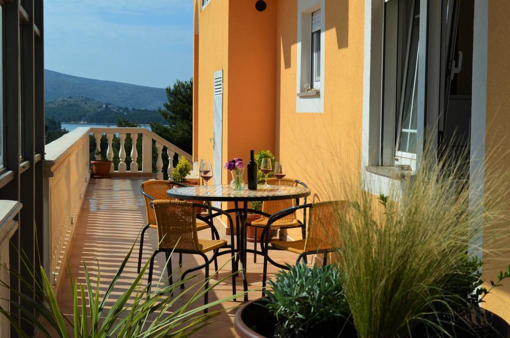 Apartments Villa Ra Zaboric Exteriör bild