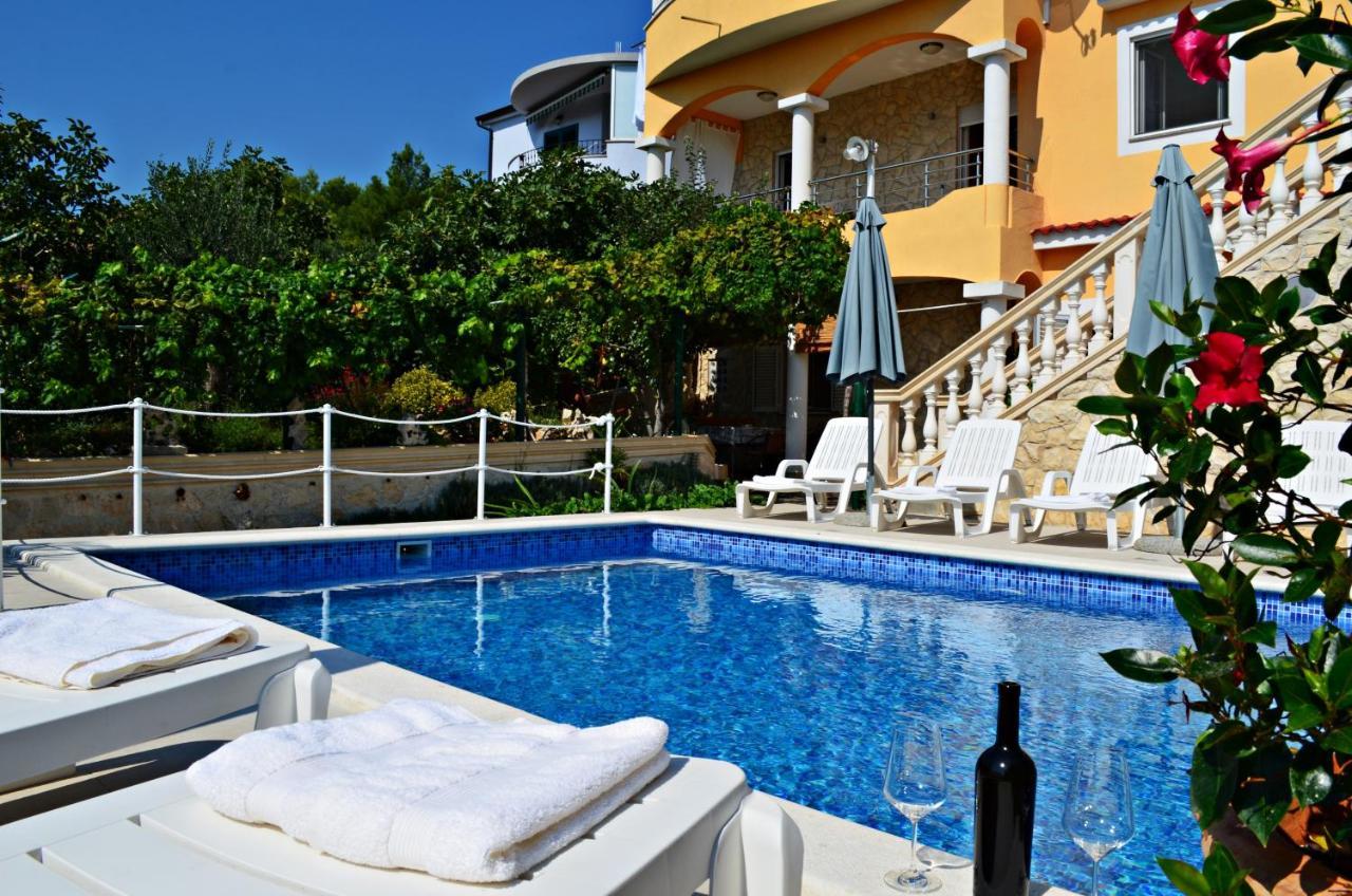 Apartments Villa Ra Zaboric Exteriör bild